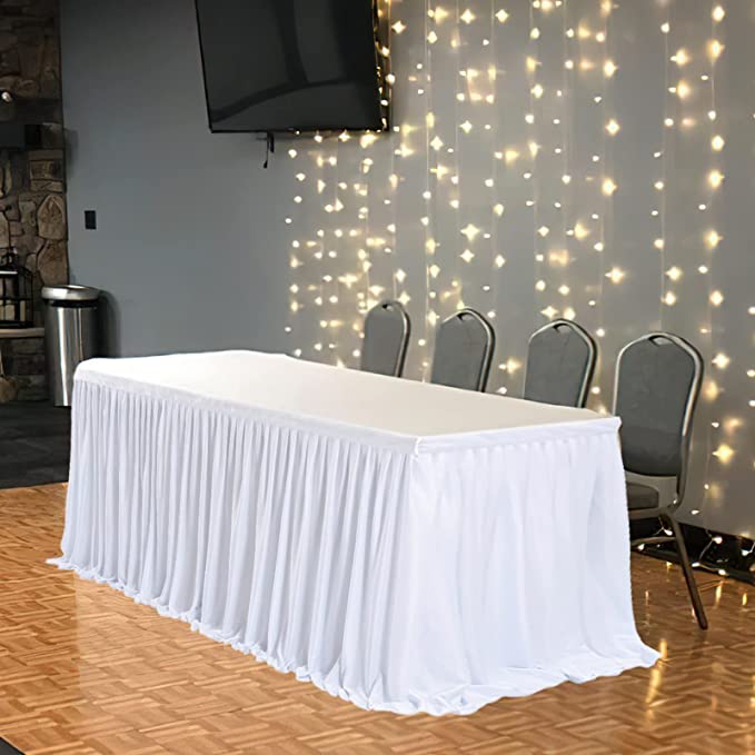 Bílá slavnostní stolní sukně.