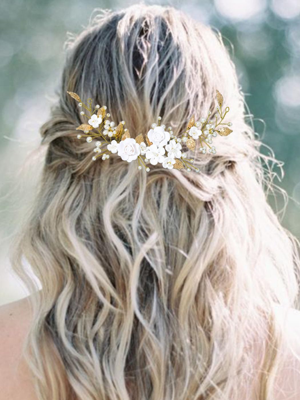 Svatební ozdoba do vlasů pro nevěstu s lístky a květy.