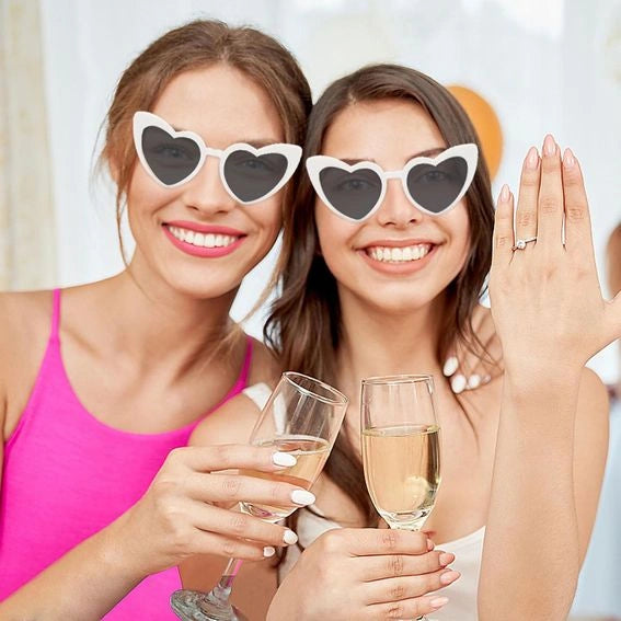 Svatební bílé sluneční brýle ve tvaru srdce 10 ks